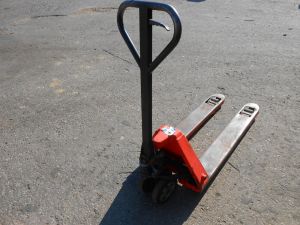 Paletový ruční vozík 110 cm (2)